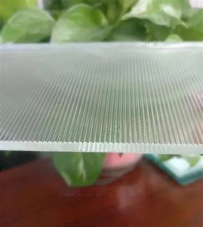 Vetro temperato di sicurezza modellato